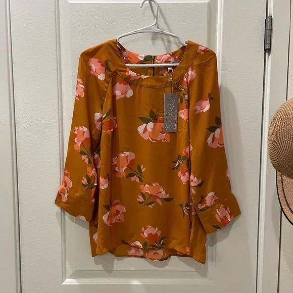 NEW…Daniel Rainn Gorgeous Floral Blouse - Picture 2 of 3